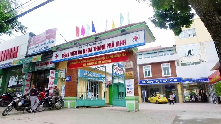 Đang khám bệnh, bác sĩ bị  người nhà bệnh nhi xông vào hành hung 