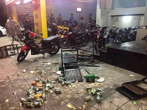 Truy tìm nhóm côn đồ vác dao chém người trước tiệm cầm đồ, đập kính xe ô tô