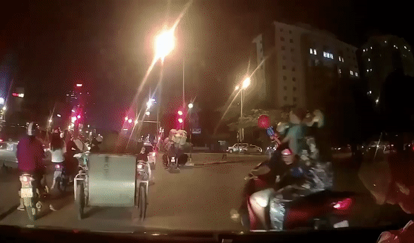 Video: Nghi vấn cặp đôi đi SH ngang nhiên giật bóng bay của trẻ em trên đường