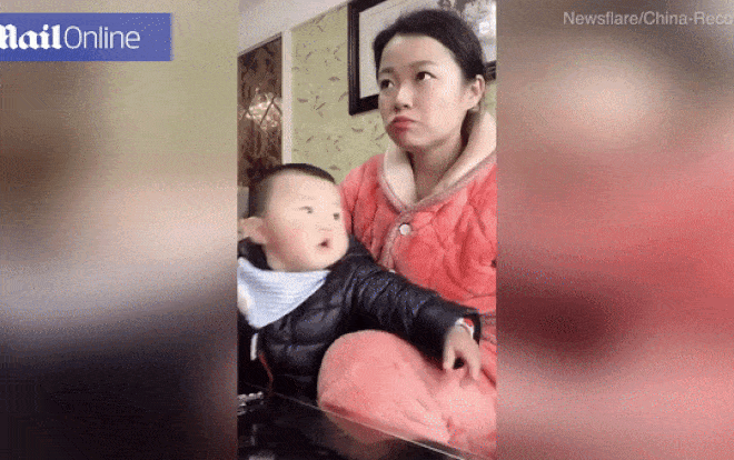 Bé trai 9 tháng tuổi gây sốt mạng xã hội vì biểu cảm đáng yêu khi canh mẹ ăn vụng táo