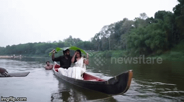 Video: Cố gắng hôn nhau để tạo dáng chụp hình, vợ chồng ngã nhào xuống nước