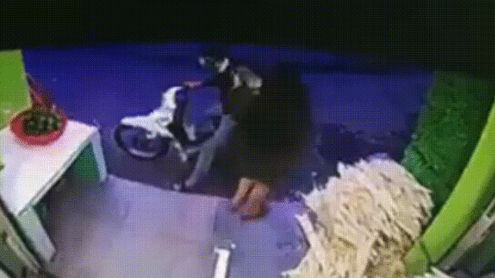 Video: Cô gái trẻ giằng co quyết liệt với tên cướp iPhone trước cửa quán nước mía