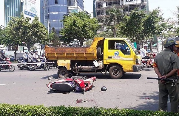 Đâm vào đuôi ô tô dọn vệ sinh, người phụ nữ bị thương nặng