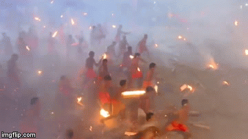 Video: Hàng trăm người Ấn Độ ném lửa vào nhau trong nghi thức