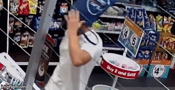 Video: Tên cướp đội túi vải lên đầu để ngụy trang và hành động ngớ ngẩn sau đó