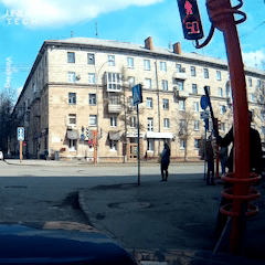 Video: Thanh niên qua đường cầm gậy sửa đèn giao thông và cái kết bất ngờ