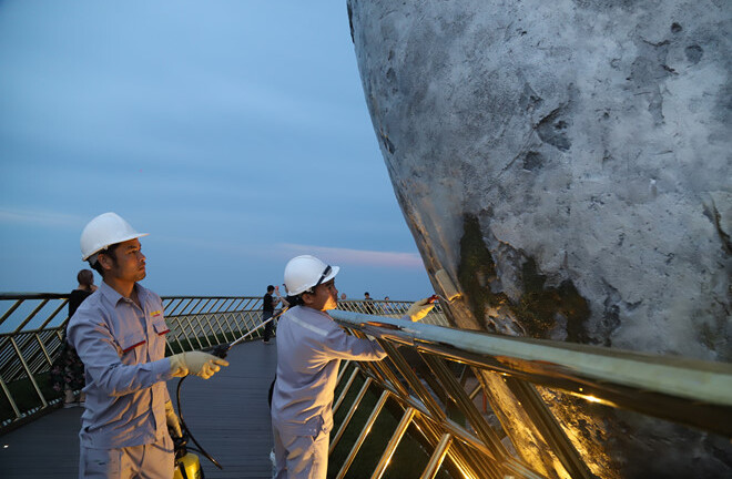 Đà Nẵng: Xóa phần vẽ bậy của du khách trên cầu Vàng