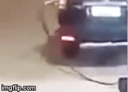 Video: Hoảng hồn cảnh ô tô kéo đổ cả trụ bơm, trạm xăng bốc cháy dữ dội