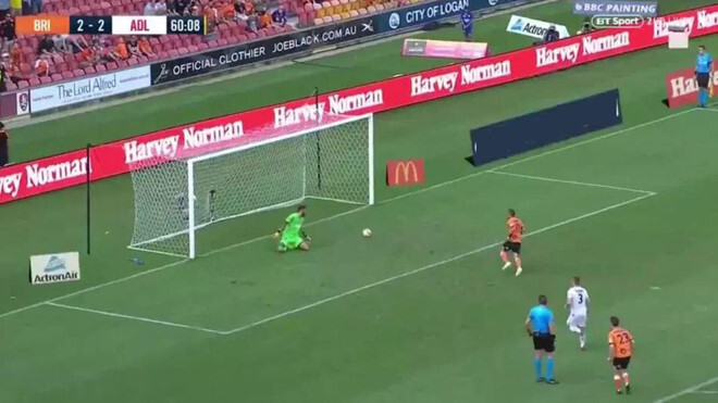 Pha đá penalty kỳ quặc khiến cộng đồng mạng dậy sóng