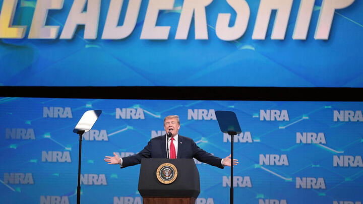 Tổng thống Trump 'bị ném điện thoại' khi đang phát biểu tại hội nghị