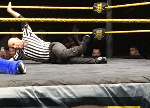 Trọng tài WWE nén nỗi đau gãy chân để hoàn thành trận đấu