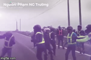 Video: Đoàn phượt thủ nhảy múa ngay giữa đường đèo khi ô tô đang đổ dốc