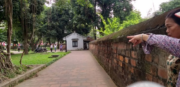 Ông lão 81 tuổi bị bắt quả tang sàm sỡ cô gái tâm thần trong nhà vệ sinh vườn hoa Quốc Tử Giám