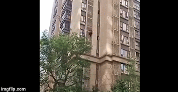 Video: Hốt hoảng khoảnh khắc cụ bà 90 tuổi trèo xuống từ tầng 9 tòa nhà