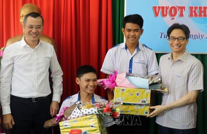 Cậu học trò bại não bán vé số và “người bạn cùng tiến” 