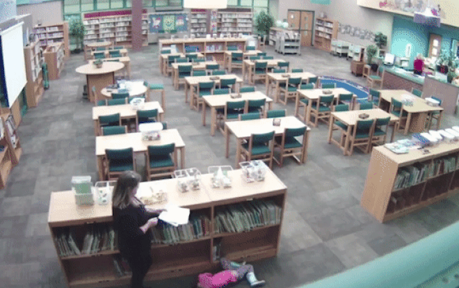 Cô giáo bị đuổi việc vì đá học sinh thô bạo trong thư viện