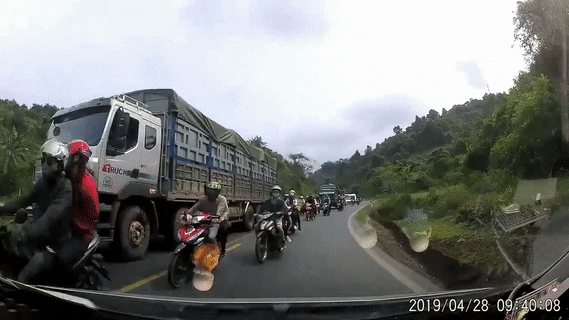 Video: Đoàn phượt thủ lấn làn khi đổ Dốc Quy Hậu suýt gây tai nạn kinh hoàng