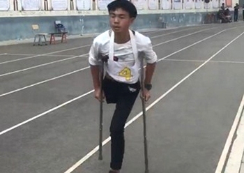 Xúc động hình ảnh phi thường của nam sinh cụt một chân chống nạng thi chạy 1000 mét 