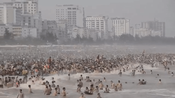 Choáng với rừng người chen chúc như ong vỡ tổ tại biển Sầm Sơn ngày nghỉ lễ