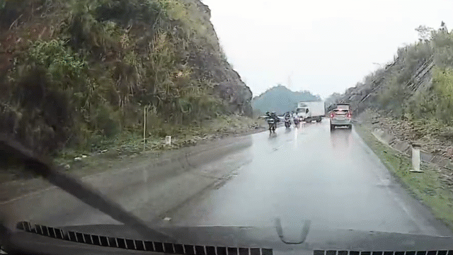 Video: Xe tải bất ngờ mất lái, đâm vào sườn núi rồi lật nghiêng trên đường