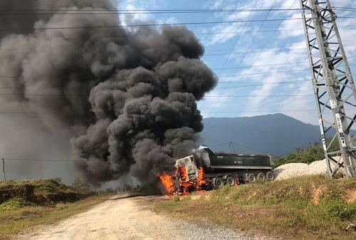 Vướng đường điện 35 KV, xe đầu kéo bốc cháy ngùn ngụt