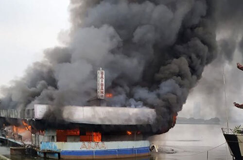 Du thuyền bỏ hoang ở Hồ Tây bất ngờ bốc cháy dữ dội