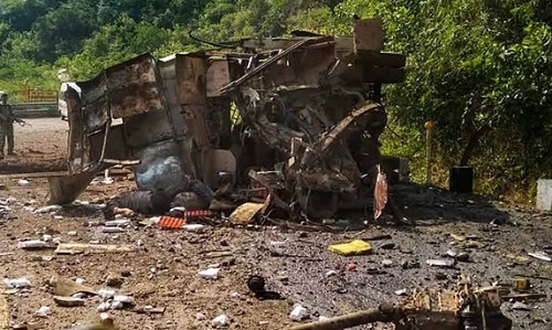 Đánh bom xe kinh hoàng tại Ấn Độ, 16 binh sĩ thiệt mạng 
