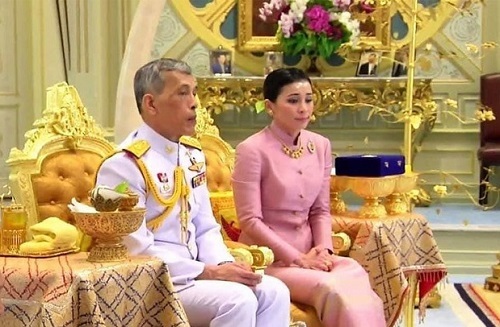 Tân Hoàng hậu Thái Lan: Chặng đường từ nữ tiếp viên hàng không xinh đẹp tới đại tướng quyền uy