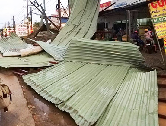 Xuất hiện dông lốc, mưa đá ở Long An, mái tôn phòng trọ bị cuốn đi hàng chục mét