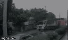 Video: Bất ngờ phanh gấp, container quay đầu 90 độ rồi tông xe tải chạy cùng chiều