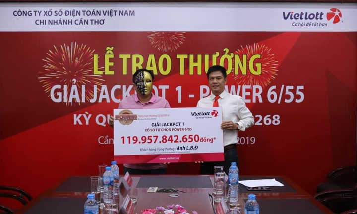 Vietlott trao giải thưởng Jackpot 