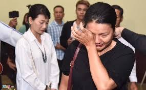 Dàn nghệ sĩ Việt nghẹn ngào tiễn biệt diễn viên Lê Bình về nơi an nghỉ cuối cùng