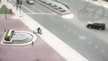 Video: Sau cú đâm trực diện ôtô, SUV xoay 180 độ hất văng mô tô cảnh sát lên đài phun nước