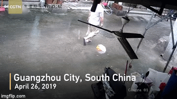 Video: Khoảnh khắc con dao chặt thịt rơi từ tầng 3 xuống đất, suýt trúng đầu người đi đường