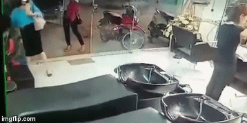 Video: Khoảnh khắc người phụ nữ ăn mặc sang chảnh trộm túi xách ở tiệm cắt tóc