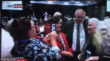 Video: Thủ tướng Australia bị đập trứng vào đầu ngay trong sự kiện tranh cử