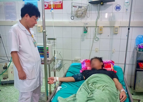 Vừa ăn sáng vừa uống rượu ngâm củ ấu, 2 người đàn ông suýt mất mạng