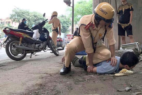 Bạn bị kiểm tra nồng độ cồn, nam thanh niên tấn công CSGT 