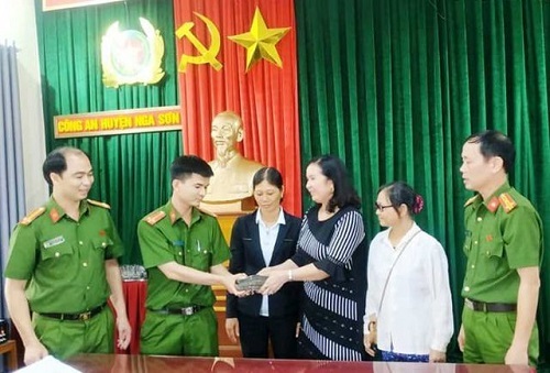 Hai phụ nữ trả lại túi tiền 120 triệu nhặt được tại bến xe buýt 