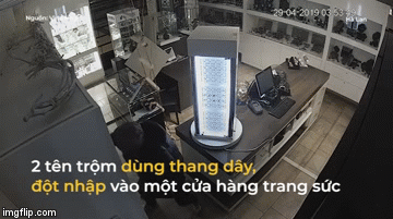 Video: 2 tên trộm đu dây đột nhập cửa hàng