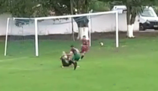 Video: Pha phản lưới nhà cười ra nước mắt của 