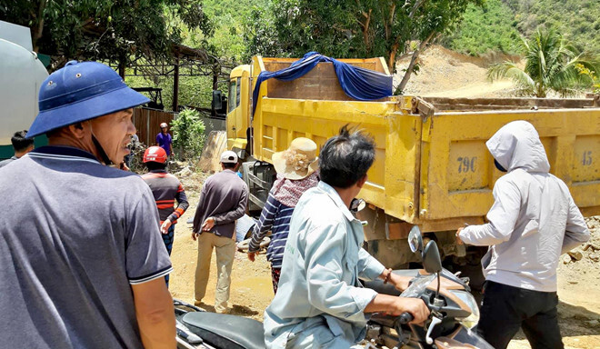 Va chạm với xe ben chạy cùng chiều, một nam sinh tử vong