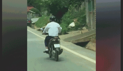 Video: Xế hộp Camry bất ngờ lao xuống rãnh nước rồi lật phơi bụng giữa đường