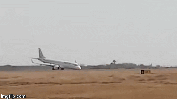 Video: Ớn lạnh giây phút máy bay Myanmar tiếp đất bằng mũi vì hỏng càng trước