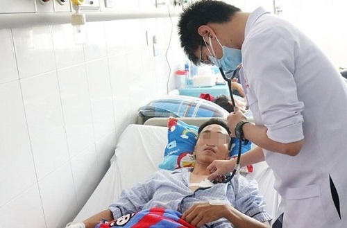 Cứu sống nam thanh niên dùng dao tự đâm thấu tim vì buồn chuyện tình cảm