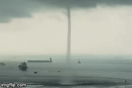 Video: Cận cảnh vòi rồng khổng lồ hút nước như 