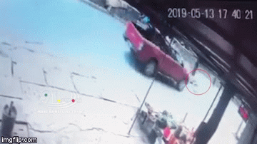 Video: Khoảnh khắc 2 chị em đi xe đạp băng qua đường bị ô tô tông trúng, bé trai tử vong