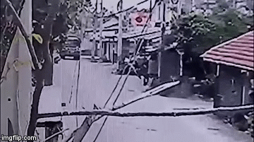 Mẹ mải dùng điện thoại, bé trai 8 tháng tuổi tử vong thương tâm do bị ô tô đâm