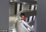 Video: Bố ngủ say để con gái mộng du rơi từ tầng 11 xuống đất