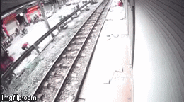 Video: Ngã xuống đường sau cú va chạm, người đàn ông bị ô tô buýt đâm trúng